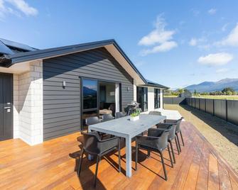 Oraka Scenery - Te Anau Holiday Home - Te Anau - Patio