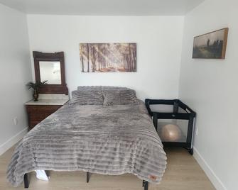 2 acres 3 bed 3.5 bath on the Sacramento River. - Red Bluff - Спальня