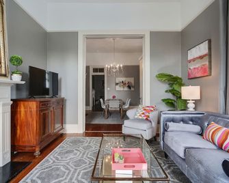 Uptown Cottage 2/2 - Steps to St. Charles Ave. - Nueva Orleans - Sala de estar