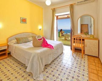 Hotel Villa Franz - Serrara Fontana - Slaapkamer