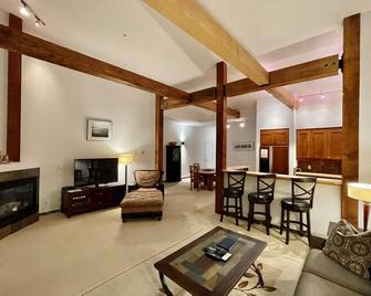 Luxurious Top Floor Villa With Sweeping Pacific Ocean - Bbv - Ucluelet - Living room