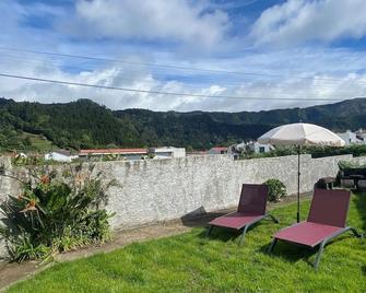 Your home away from home. Every comfort just a few meters from Poça da Beija. - Furnas - Patio