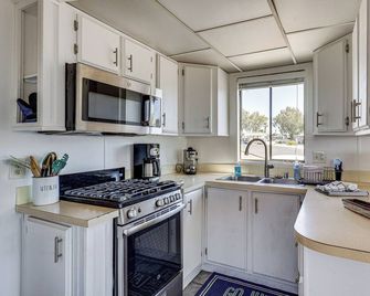 Lake Havasu Home w/ Resort Perks, Walk to Lake - Lake Havasu City - Kitchen