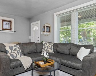Stylish South City 2BR w/ Garage & Blazing Wi-fi - St. Louis - Wohnzimmer