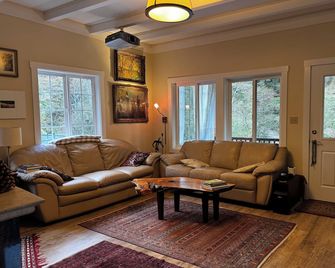 Bright and quiet 2-bed home next to the Point Reyes National Seashore. - Inverness - Sala de estar