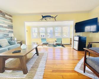 Charming 3 Bedroom Beach Cottage near Newport RI! - Portsmouth - Living room