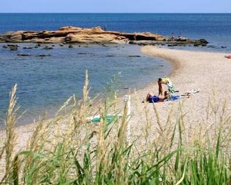 A Holiday Stay In A Berger's Cabin? - El Perello - Beach