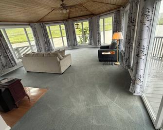 Fully furnished 3 BR 3 BA house to escape the hustle of the city. - Blountville - Living room