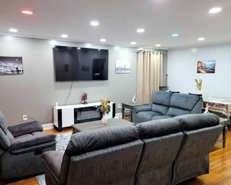 Cozy apartment shared with host - Queens - Living room