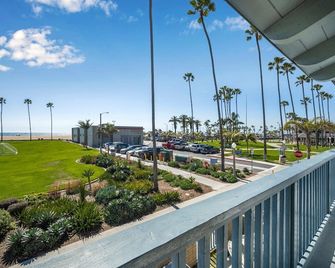 Condo in Newport Beach with Private Balcony and Ideal Location by the Pier - Newport Beach - Balcony