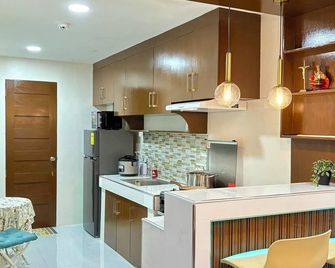 Charming 2-bedroom villa with WiFi, AC in enchanting Tacloban City - Tacloban City - Kitchen