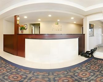 Spark by Hilton Danbury near University - Danbury - Front desk