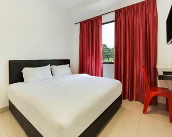 Super OYO 89495 Rich Hotel - Ayer Hitam - Bedroom