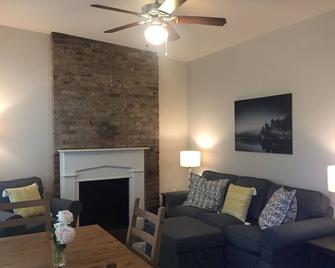 Beautiful Penthouse Apartment in Downtown Troy! - Troy - Living room
