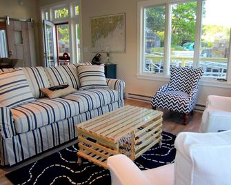 Spectacular Boathouse Cottage Located On A Private Dock In New Harbor - Bristol - Living room