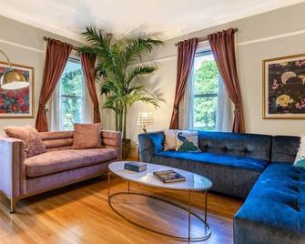 The School House - Walk to all Shops and Restaurants - New Remodel - Manchester - Living room