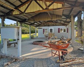 Enchanting cottage in charming Wausaukee with miles of walking trails - Wausaukee - Patio