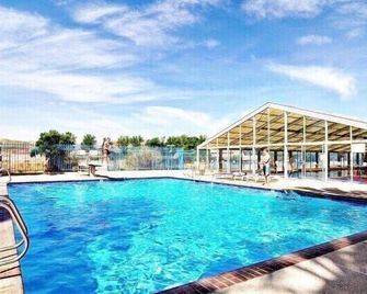 Extra large one bedroom with access to the Las palmas Resort pools. - Saint George - Piscina