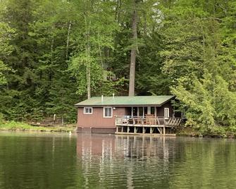 Waterside Cottage - Unique Setting and Experience - White Mountains, NH - Haverhill - Edificio
