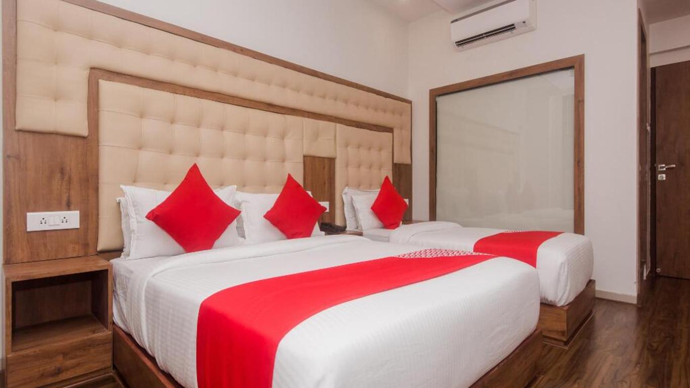 Oyo 22039 Hotel Bkc Grand