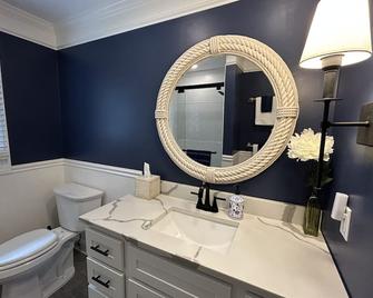 \'The Haven at Bluffton\' Charming Chalet on the Muskegon Channel~Bring your Boat! - Muskegon - Bathroom