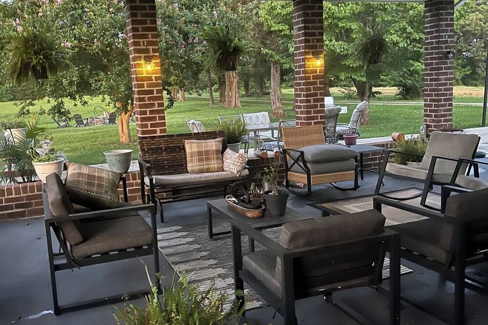 Franks Place-a beautiful 3 BR farm house retreat space with an in ground pool. - South Boston - Terasa