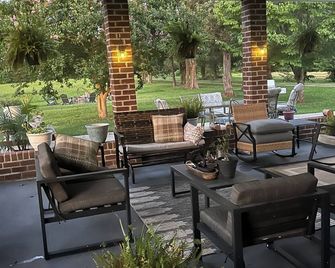 Franks Place-a beautiful 3 BR farm house retreat space with an in ground pool. - South Boston - Terasa