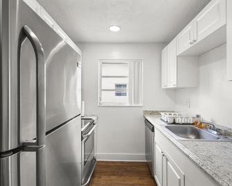Chic and Central Condo - Palm Wave Says - Coconut Creek - Kitchen