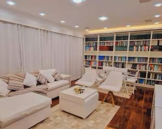 Luxury and comfort in Rio, including Maracanã, Sambadrome, UERJ (State University of Rio de Janeiro), Zoo, and Tijuca Forest. Pet-friendly. - Rio De Janeiro - Salon