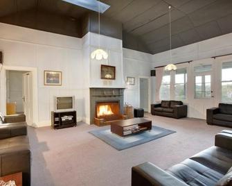 Fraser Island Retreat - Lakes Entrance - Living room