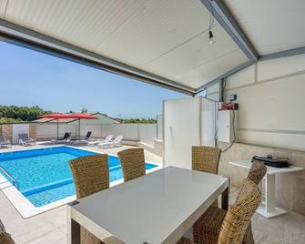 Family App Mila with Pool - Buje - Pool