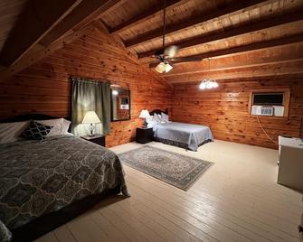 KY log home close to The Ark Encounter on private 14 acres private seasonal pool - Ghent - Bedroom