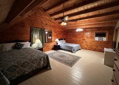 KY log home close to The Ark Encounter on private 14 acres private seasonal pool - Ghent - Kamar Tidur