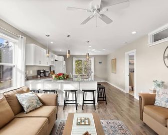 This apartment is a 3 bedroom(s), 2 bathrooms, located in Bernard, ME. - Tremont - Sala de estar