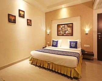 Oyo 4732 D Grand - Bareilly - Bedroom