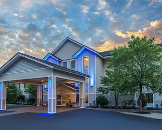 Holiday Inn Express Hotel & Suites Brattleboro - Brattleboro - Building