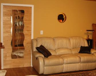 Beautiful Studio North Charleston! - North Charleston - Living room