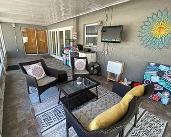 large property -open Floor plan, great location heated salt water pool - Iona - Sala de estar