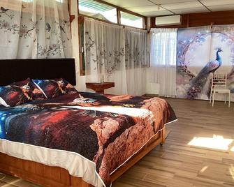 Moonshine, rustic pool, Starlink, AA, kitchenette, hammock, KING size, vegetable garden - Tapachula - Chambre