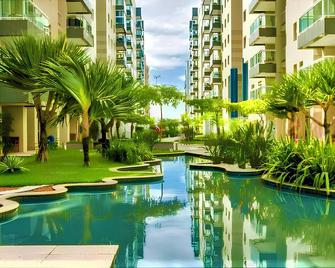 Apto Em Zona Nobre À Beira-Mar Com Piscina, Ar Condicionado, Garagem Grátis - Maceió