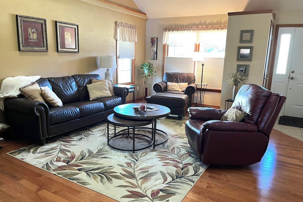 Spacious Comfortable Home to Work, Play or Relax