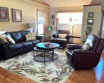 Spacious Comfortable Home to Work, Play or Relax - Delmont - Living room
