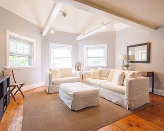 Spacious Victorian Tower Apartment - Hartford - Living room