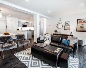 Begbie Mountain Escape with Hot Tub - Revelstoke - Living room