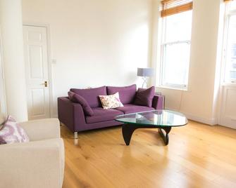 Modern 2 bed flat in historic building - London - Wohnzimmer