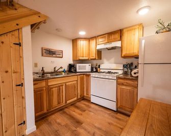 King Salmon Suite, Cabin 4 at Lower Kenai Lodge - Kenai - Kitchen