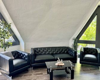 Charming dome house - 4-bedroom house with WiFi and AC in enjoyable Plymouth - Plymouth - Living room