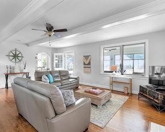 Your own private beach with this charming 3-bedroom beachfront house! - Norfolk - Living room