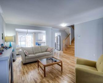 big house\ngym\nbedroom\nbath\nshower\ncozy\nclean\nfull equipped\n - Dollard-des-Ormeaux - Living room