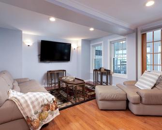 4br Home W/ Bar! - Diamond Point - Living room